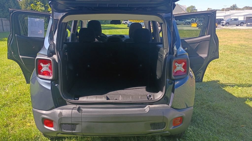 Used 2022 Jeep Renegade Latitude w/ Sun/Sound Group AWD/4WD image 17