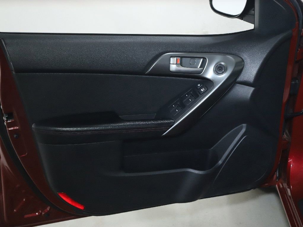 Used 2010 Kia Forte SX image 16