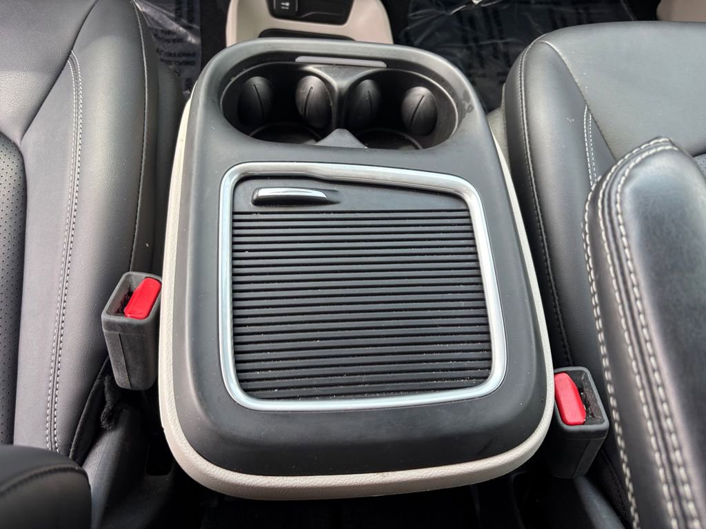 Used 2024 Chrysler Pacifica Touring-L FWD image 29