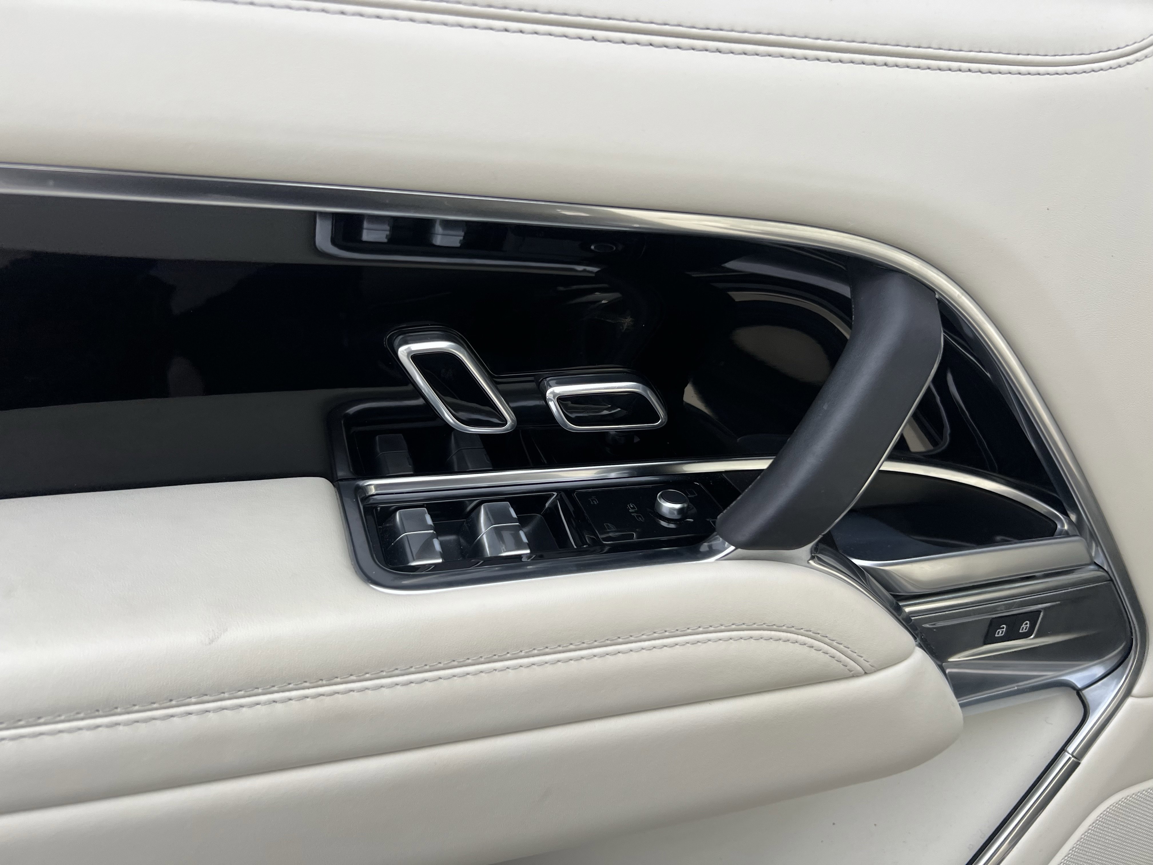 Certified 2024 Land Rover Range Rover Long Wheelbase SE image 15