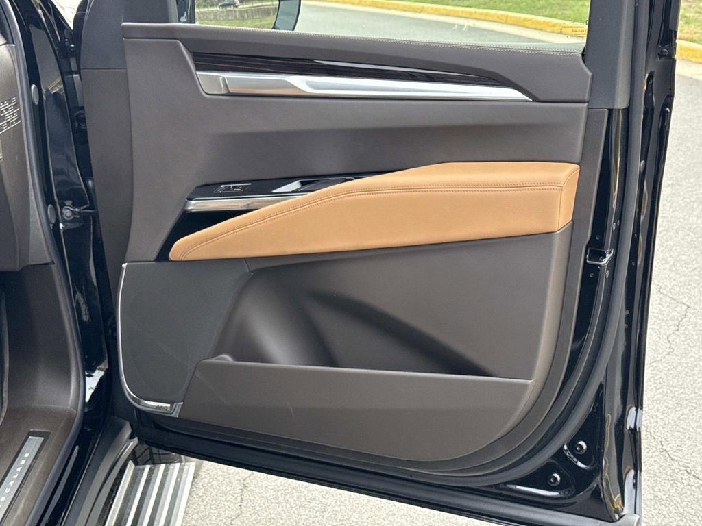 New 2026 Cadillac Escalade Luxury w/ LPO, Floor Liner Package AWD/4WD image 8