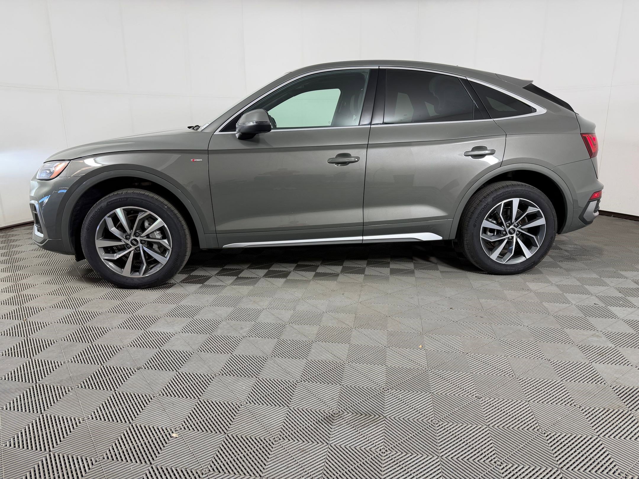 Used 2023 Audi Q5 2.0T Premium Plus w/ Premium Plus Package AWD/4WD image 2