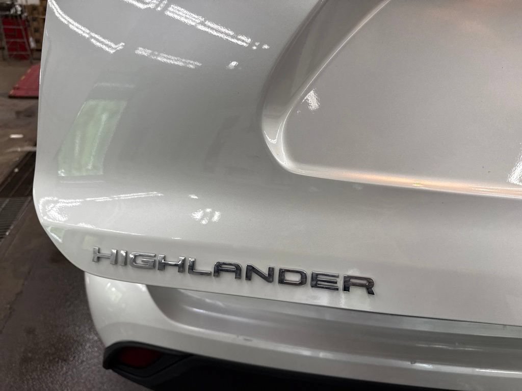 Used 2022 Toyota Highlander XLE AWD/4WD image 18
