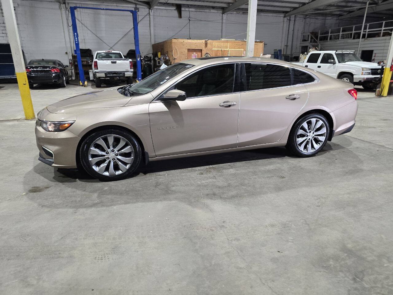 Used 2018 Chevrolet Malibu Premier w/ Premier Sun and Wheel Package FWD image 4