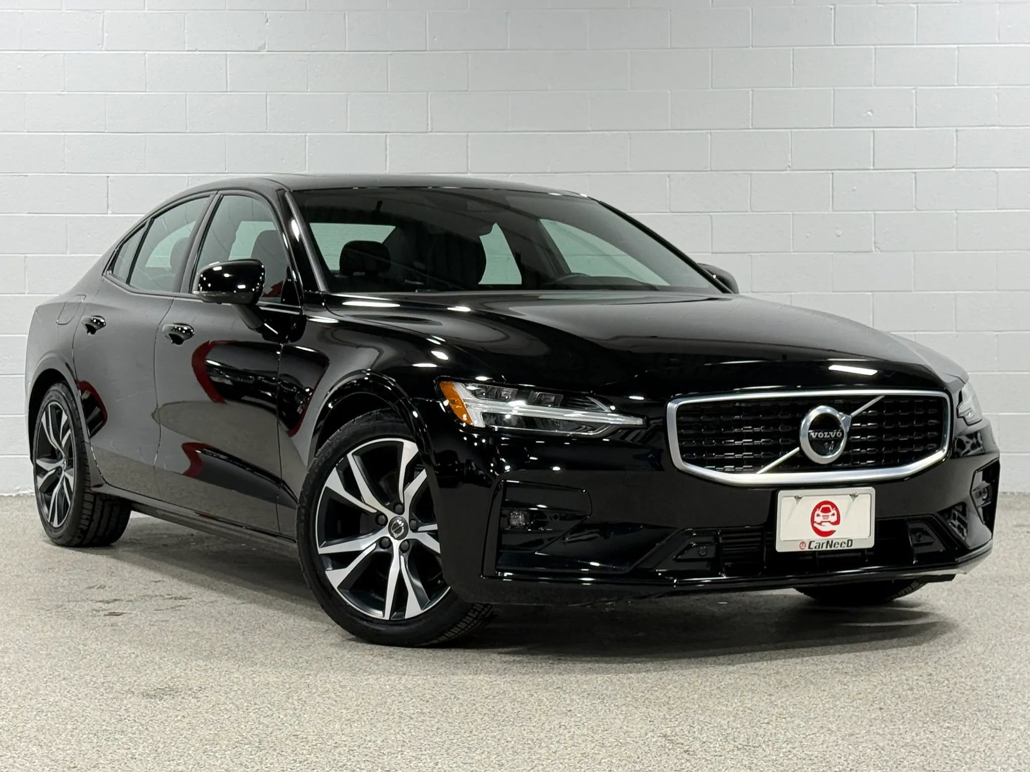 Used 2019 Volvo S60 T5 R-Design image 4