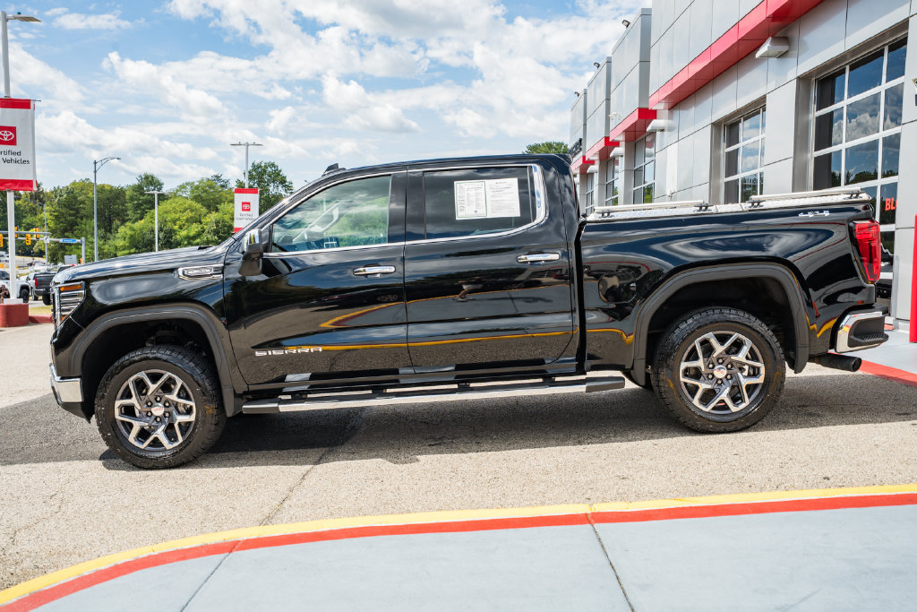 Used 2023 GMC Sierra 1500 SLT w/ SLT Premium Plus Package AWD/4WD image 4