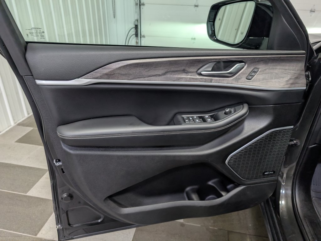 Used 2023 Jeep Grand Cherokee 4WD 4xe w/ Luxury Tech Group II image 13
