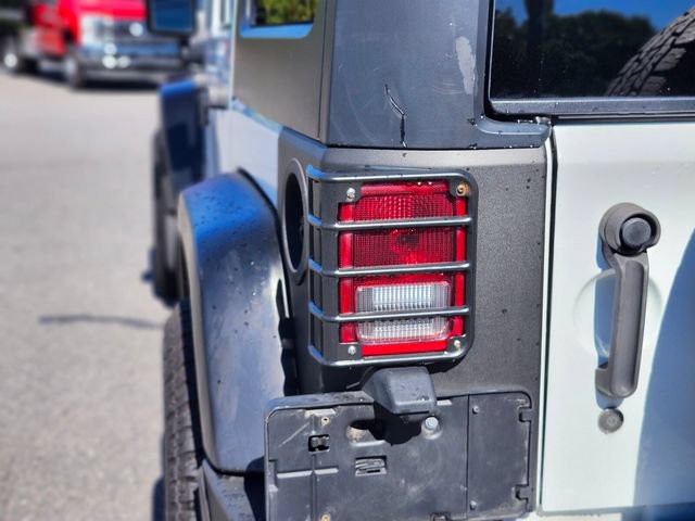 Used 2014 Jeep Wrangler Unlimited Sahara w/ Connectivity Group AWD/4WD image 9