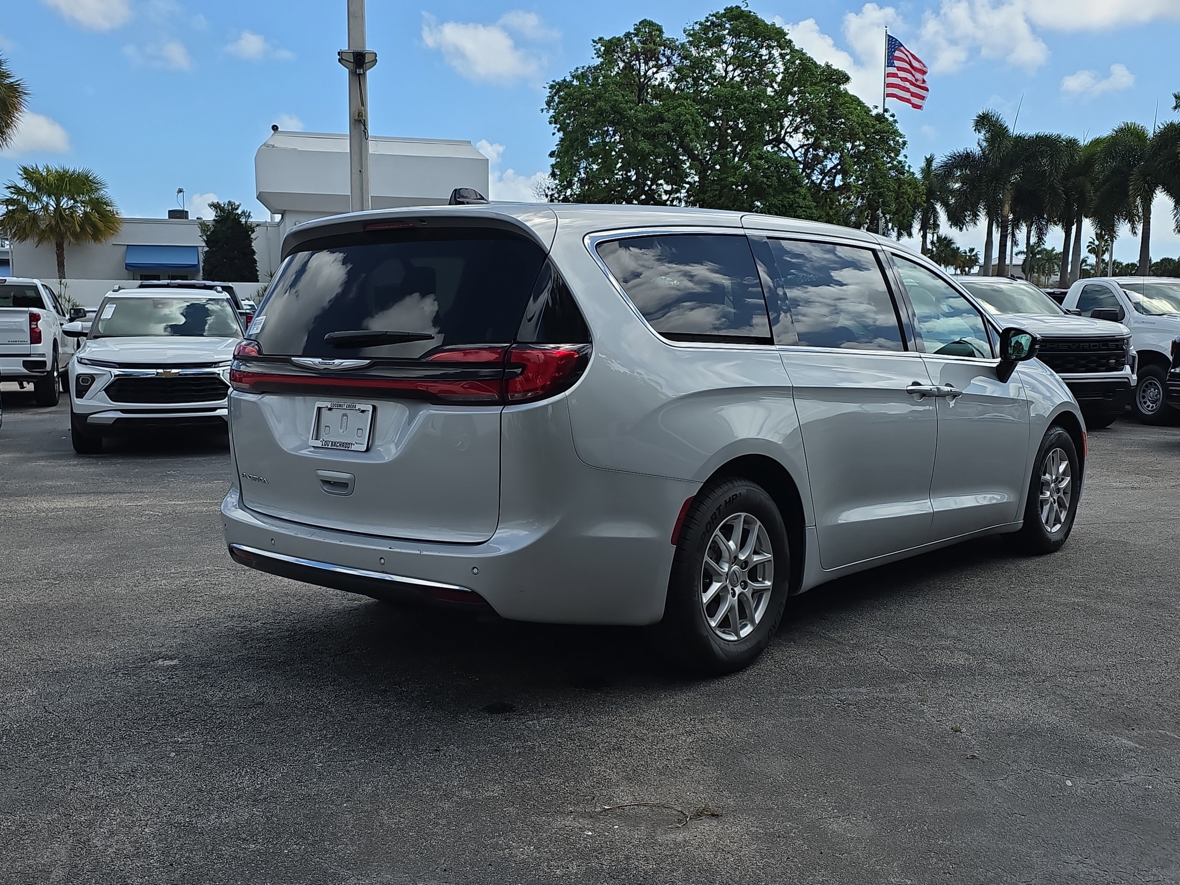 Used 2024 Chrysler Pacifica Touring-L FWD image 7