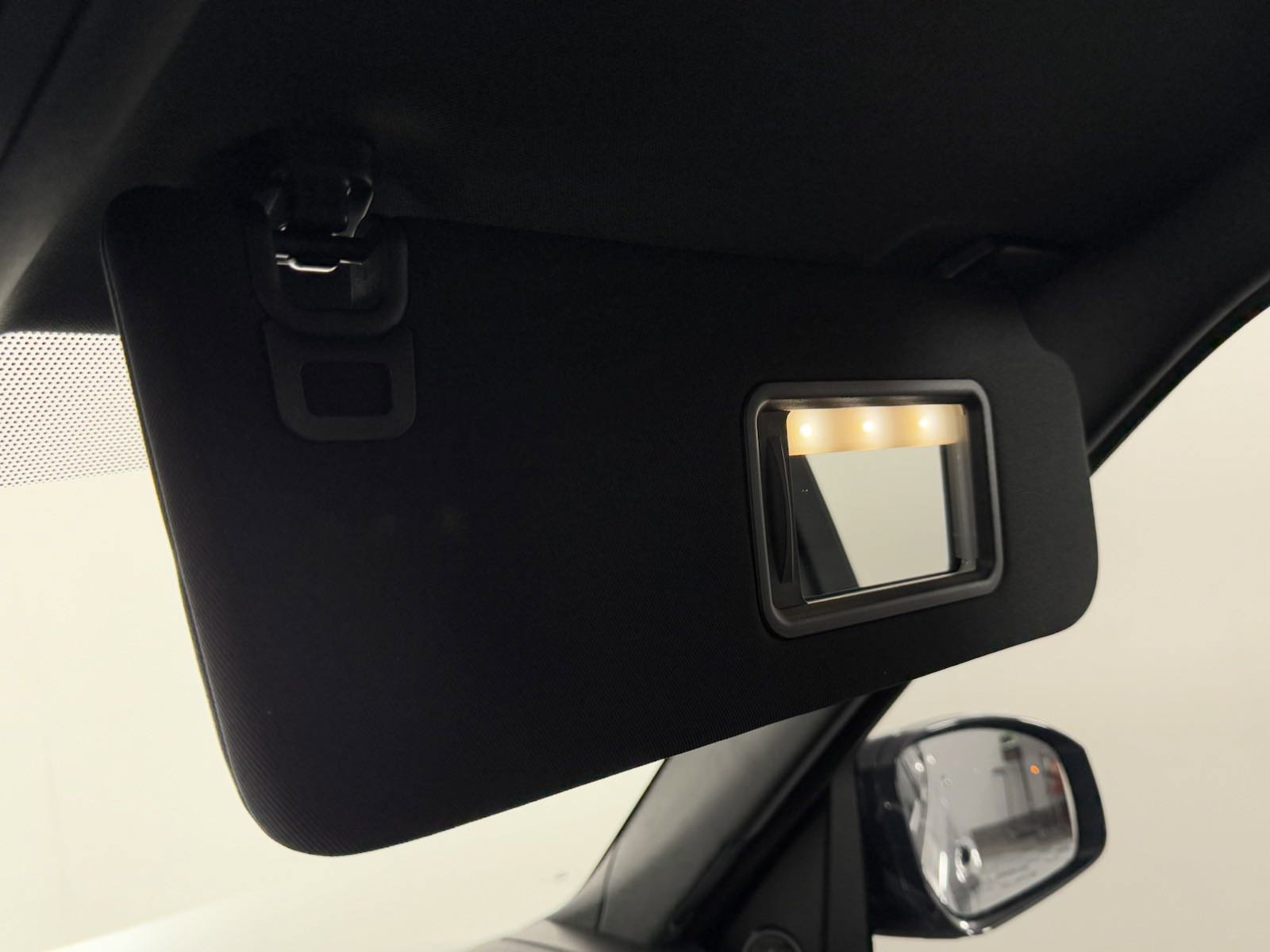 Certified 2025 Land Rover Discovery Metropolitan Edition image 29