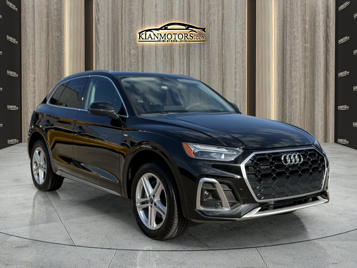 Used 2024 Audi Q5 e Premium w/ Convenience Package image 1