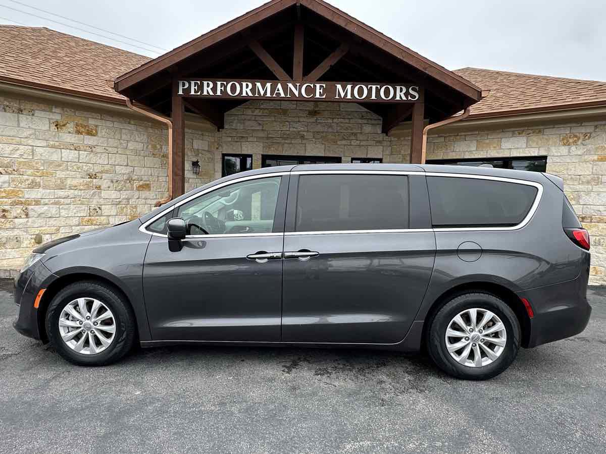 Used 2019 Chrysler Pacifica Touring Plus FWD image 2