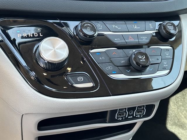 Used 2024 Chrysler Pacifica Touring-L image 19