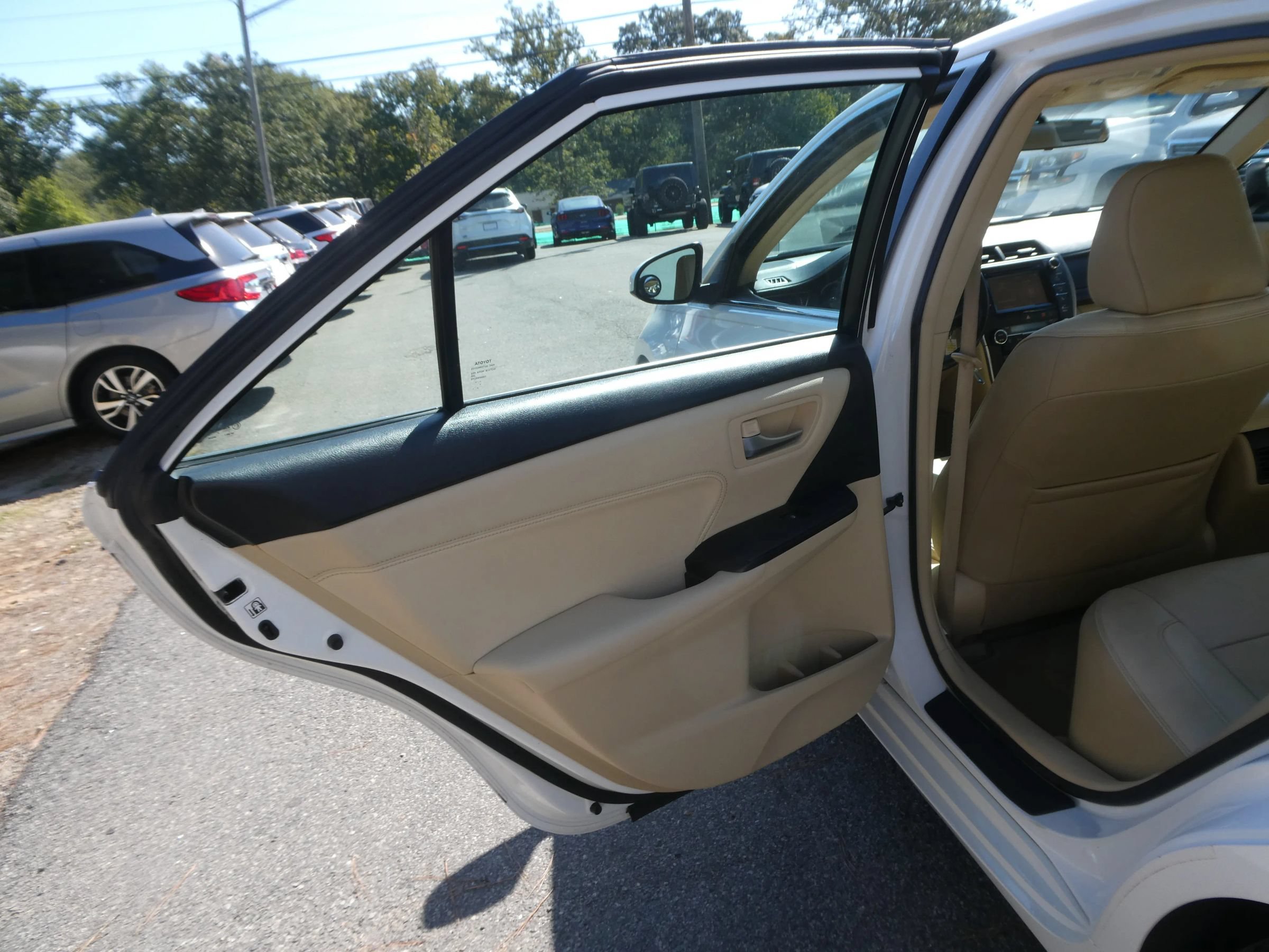 Used 2016 Toyota Camry XLE FWD image 27