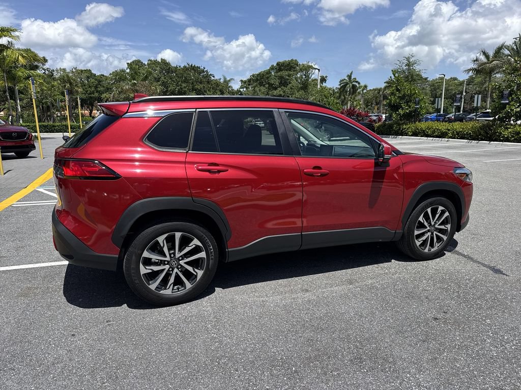 Used 2023 Toyota Corolla Cross XLE w/ Convenience Package FWD image 4