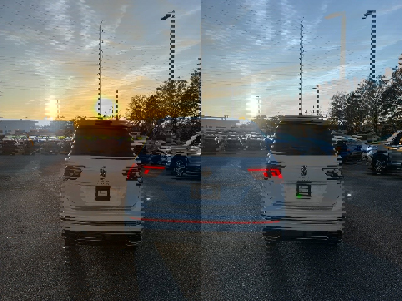 Used 2022 Volkswagen Tiguan SE R-Line image 4