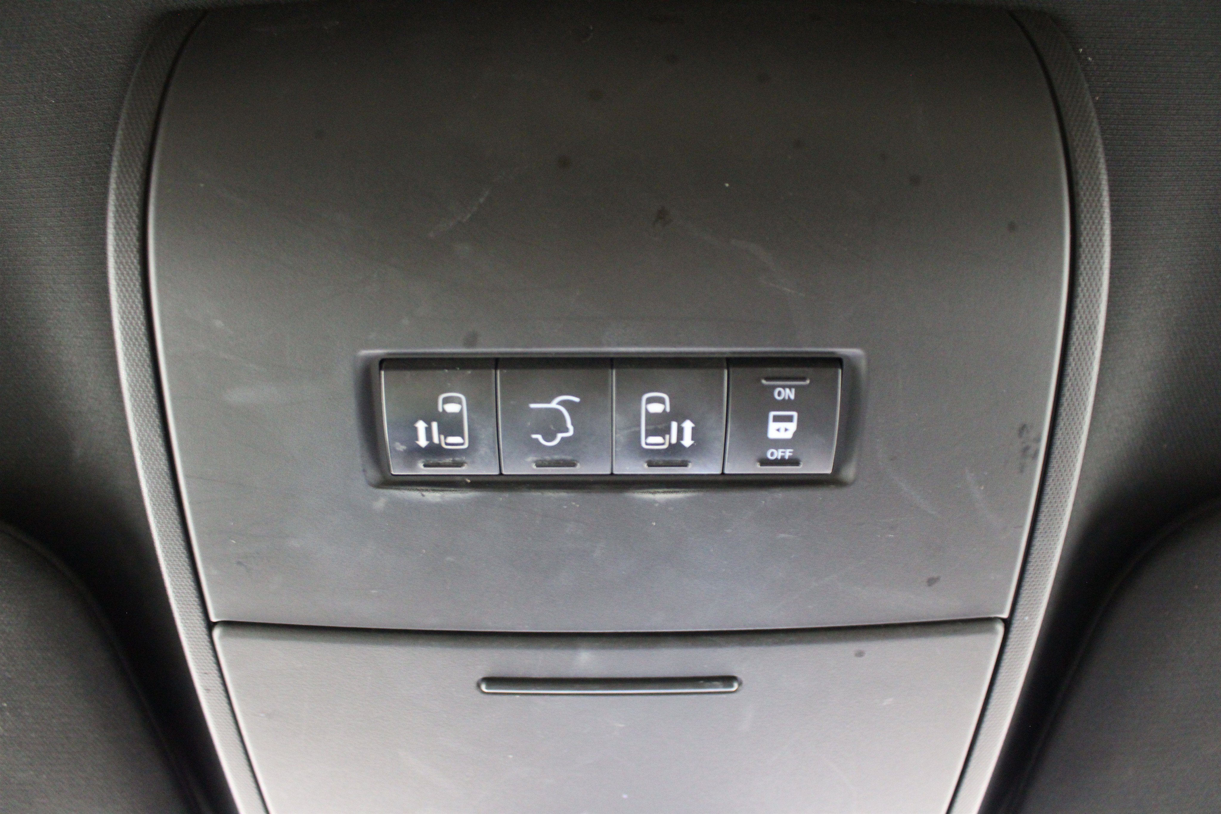 Used 2014 Chrysler Town & Country S FWD image 18