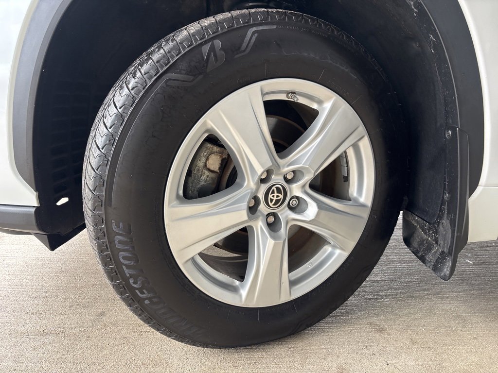 Used 2024 Toyota Highlander LE image 40