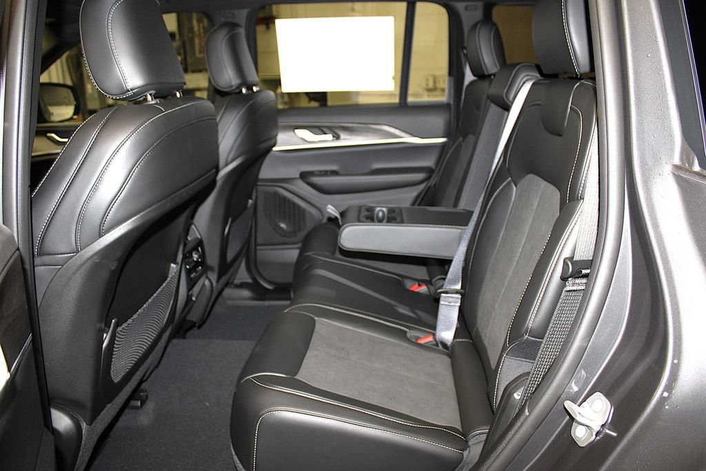 New 2026 Jeep Grand Cherokee Altitude AWD/4WD image 28