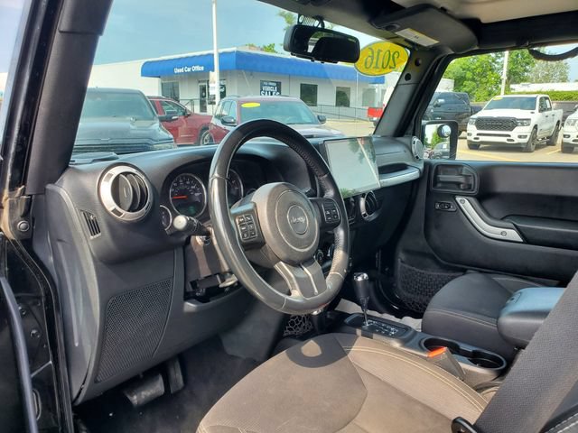 Used 2016 Jeep Wrangler Unlimited Sahara w/ Dual Top Group AWD/4WD image 9