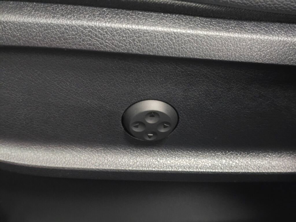 Used 2025 Mercedes-Benz GLB 250 4MATIC image 34