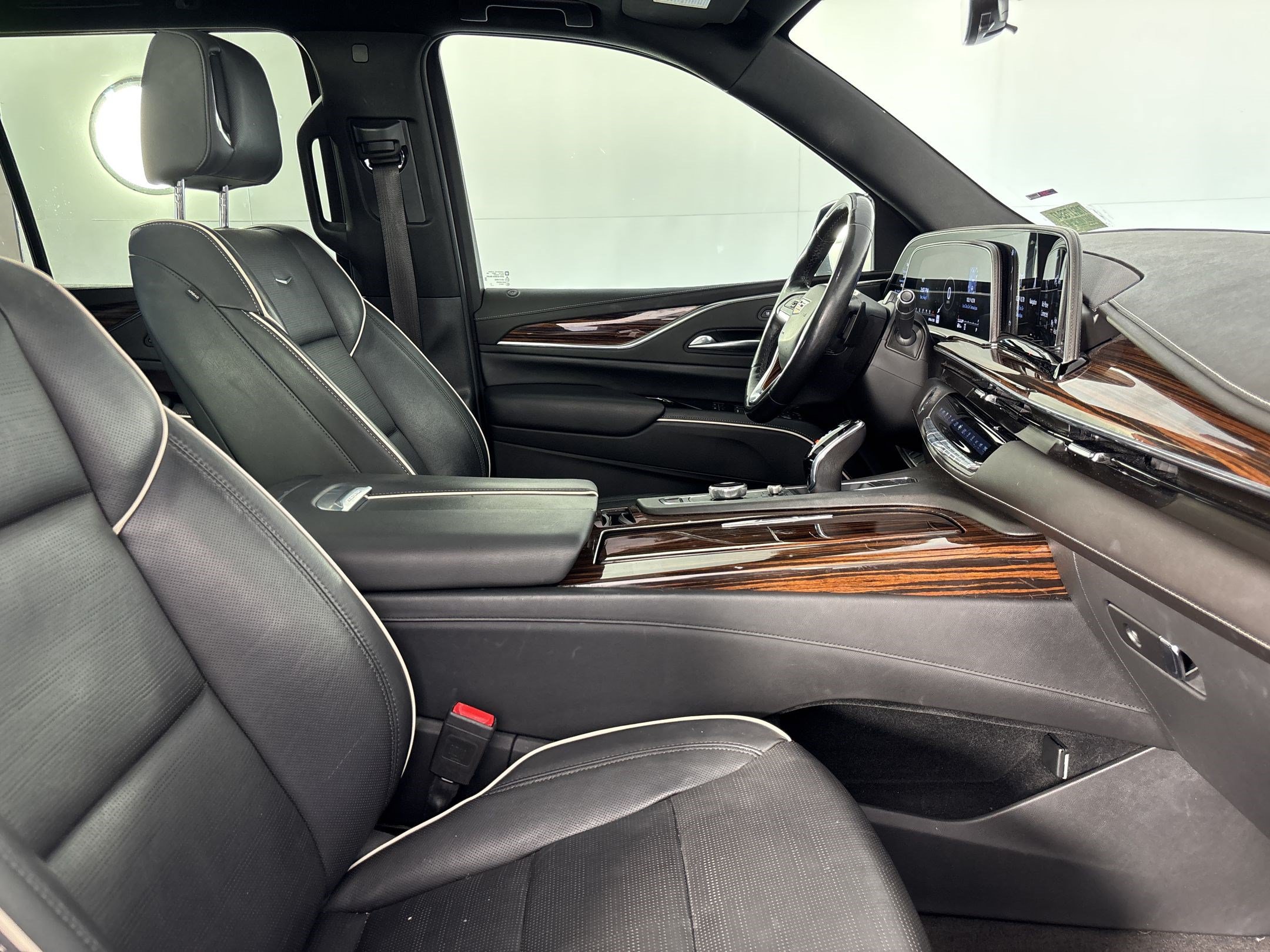Used 2022 Cadillac Escalade Premium Luxury w/ Performance Package AWD/4WD image 26