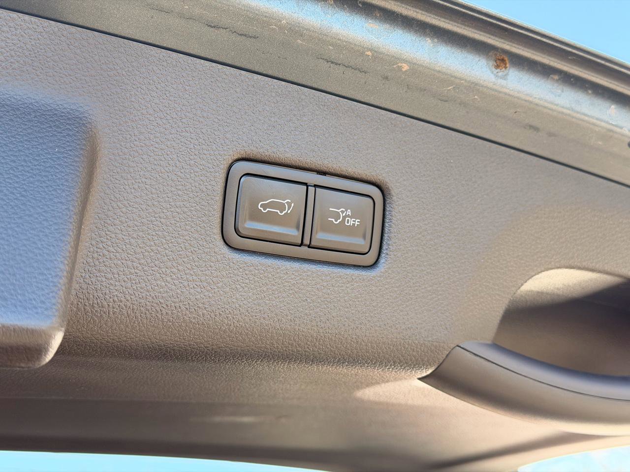 Used 2024 Kia Carnival EX image 28