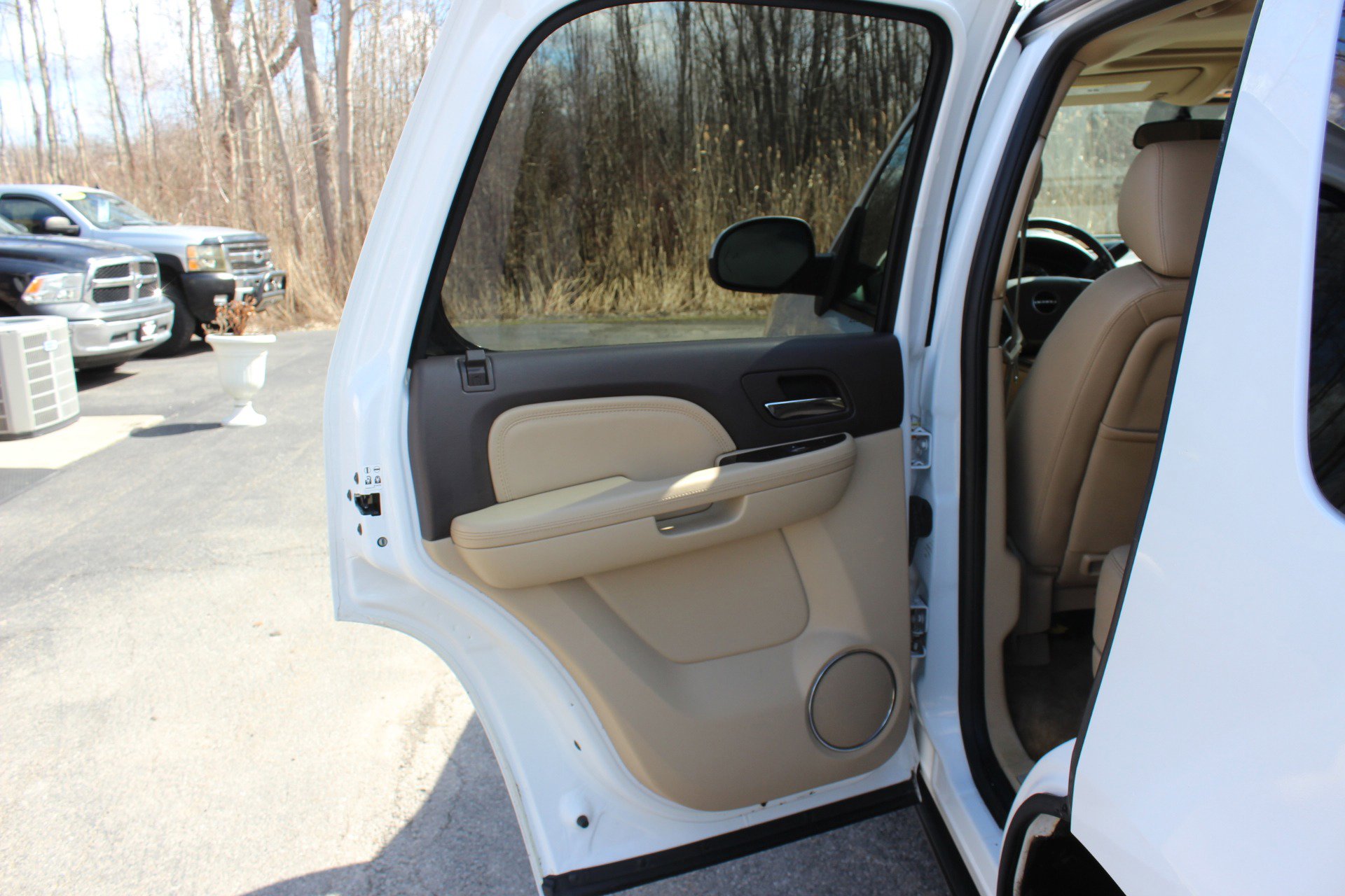 Used 2011 GMC Yukon Denali image 32