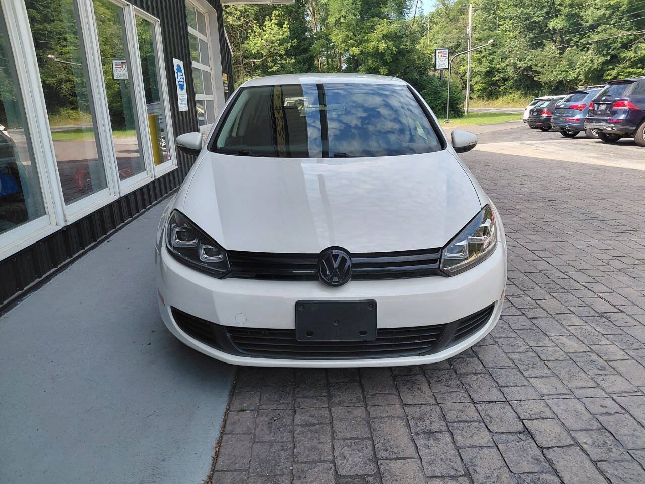 Used 2014 Volkswagen Golf 4-Door FWD image 2