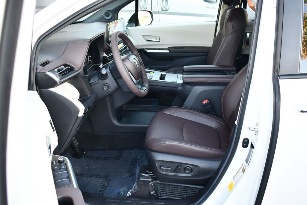 Used 2024 Toyota Sienna Platinum image 46