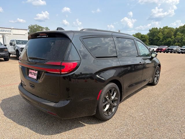 Used 2025 Chrysler Pacifica Limited FWD image 4