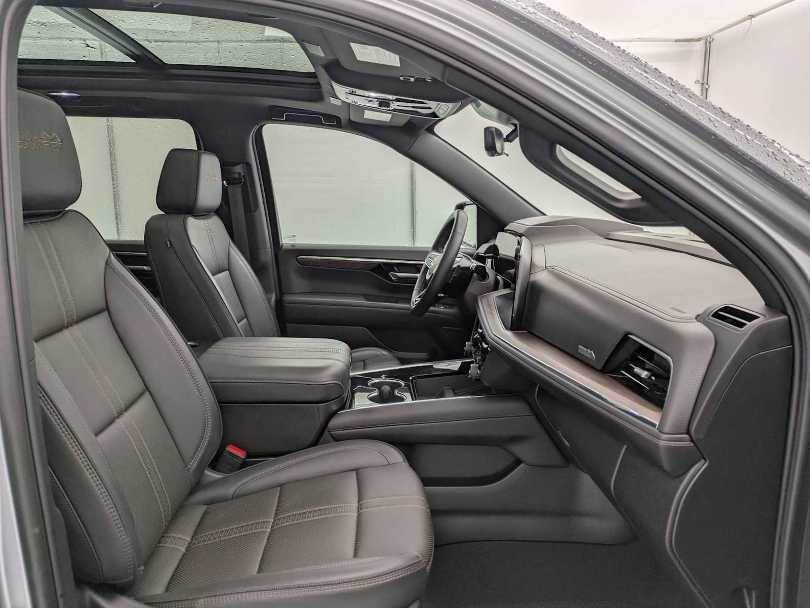 Used 2025 Chevrolet Suburban High Country w/ Sun And Tow Package AWD/4WD image 24