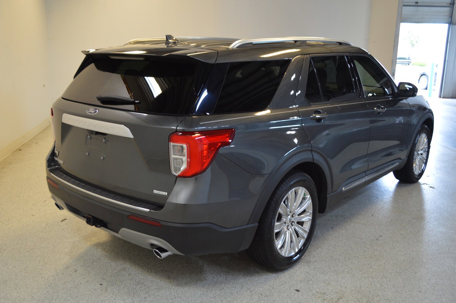 Used 2020 Ford Explorer Limited w/ Class III Trailer Tow Package image 3