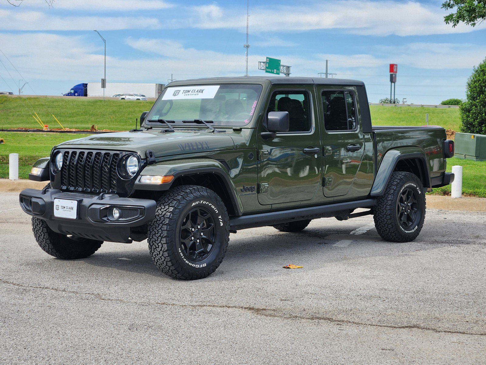 Used 2021 Jeep Gladiator Willys AWD/4WD image 2