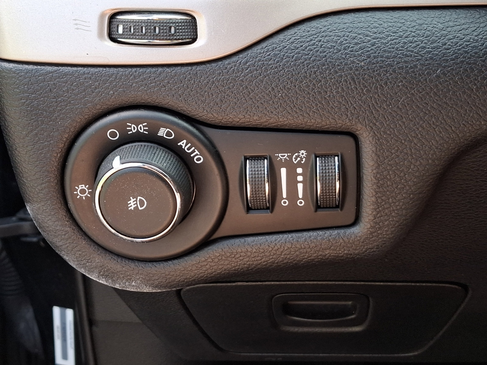 Used 2016 Jeep Cherokee Latitude FWD image 22