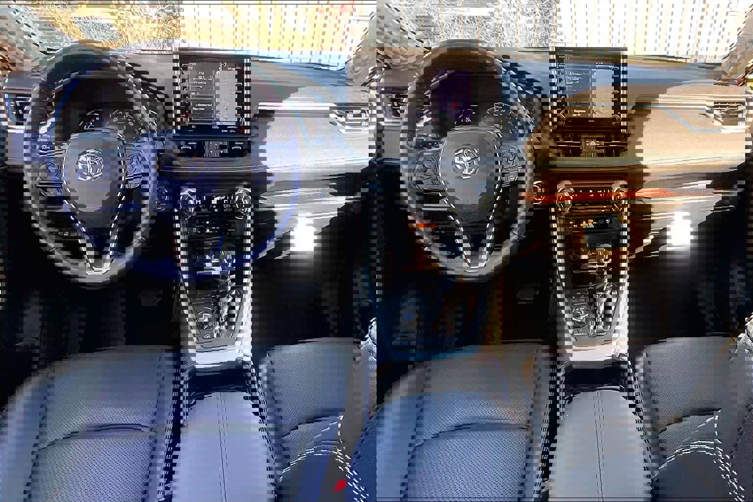 Used 2021 Toyota RAV4 Limited image 16