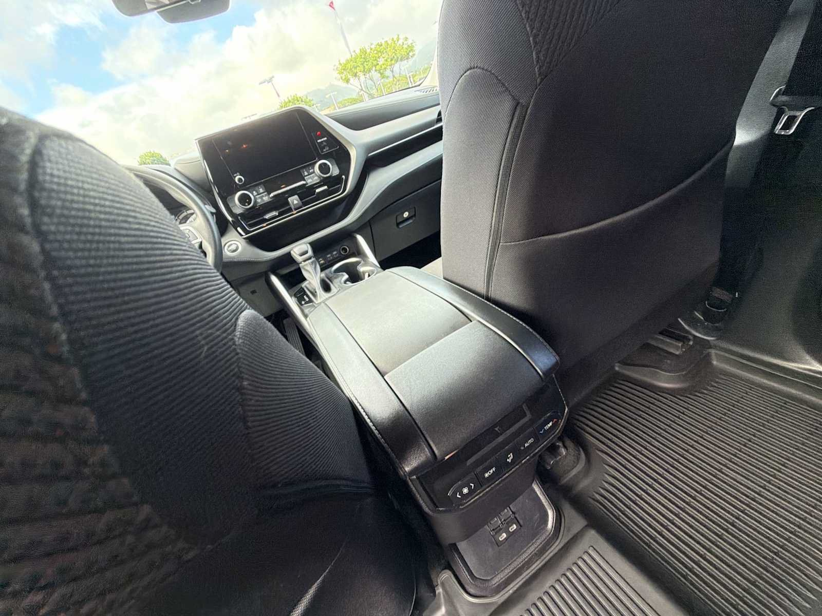 Used 2023 Toyota Highlander L FWD image 21