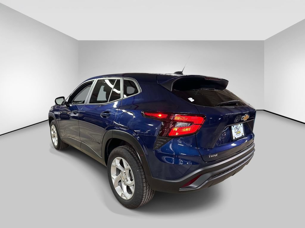 Used 2024 Chevrolet Trax LS w/ LS Convenience Package FWD image 3