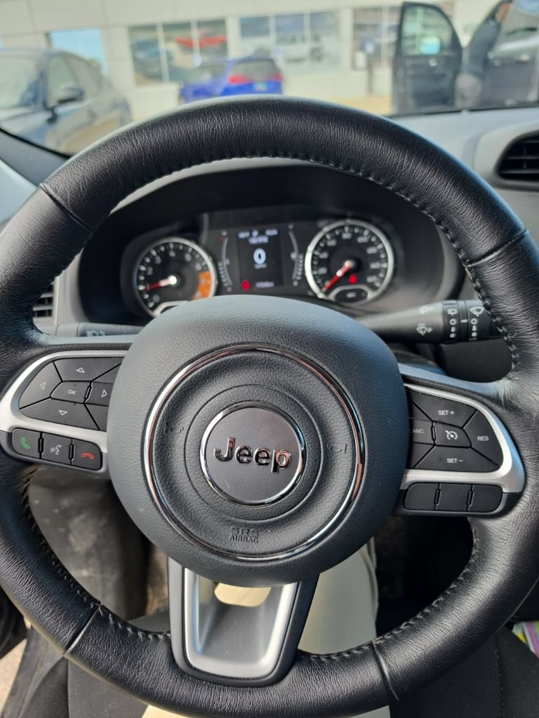 Used 2023 Jeep Renegade Latitude w/ Premium Group AWD/4WD image 19