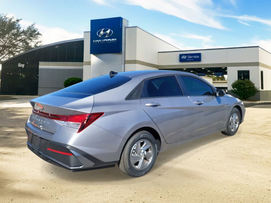 Used 2025 Hyundai Elantra SE FWD image 4