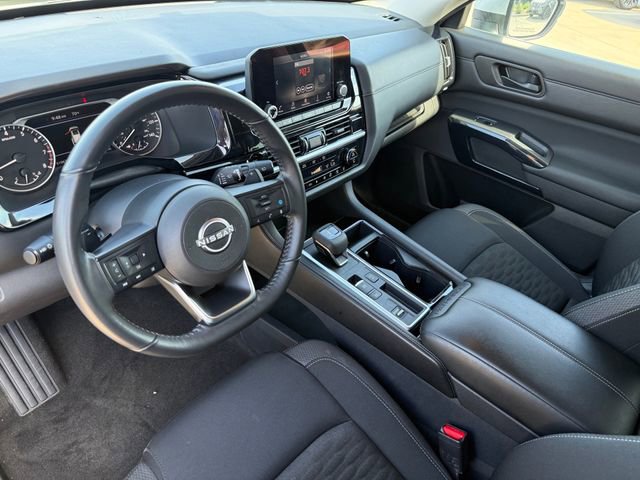 Used 2025 Nissan Pathfinder SV image 10