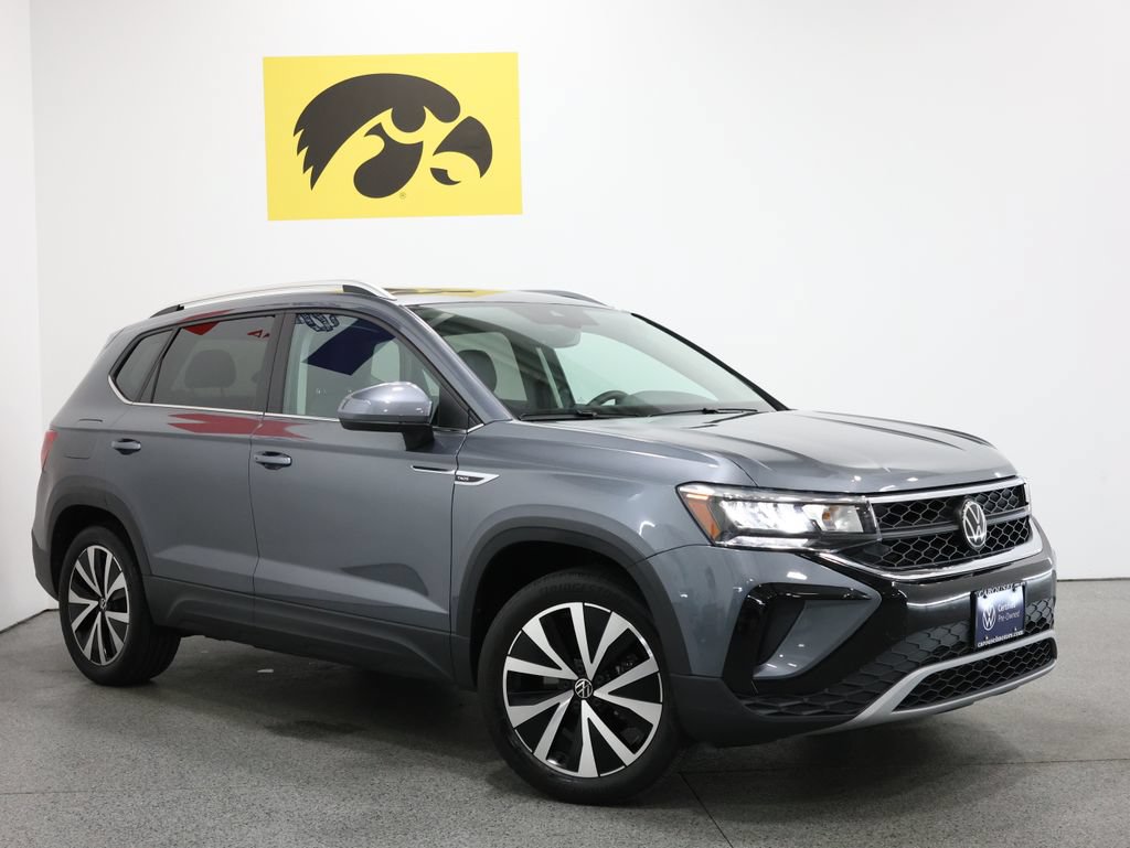 Used 2023 Volkswagen Taos SE w/ Panoramic Sunroof Package AWD/4WD image 2