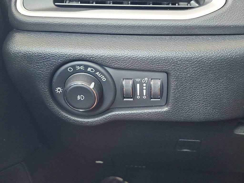 Used 2025 Chrysler Pacifica Select FWD image 24