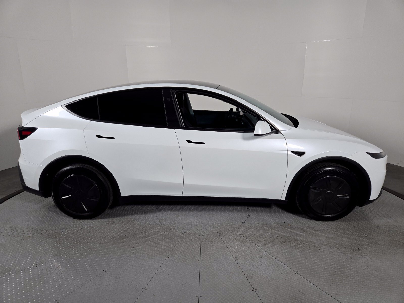 Used 2026 Tesla Model Y AWD image 4