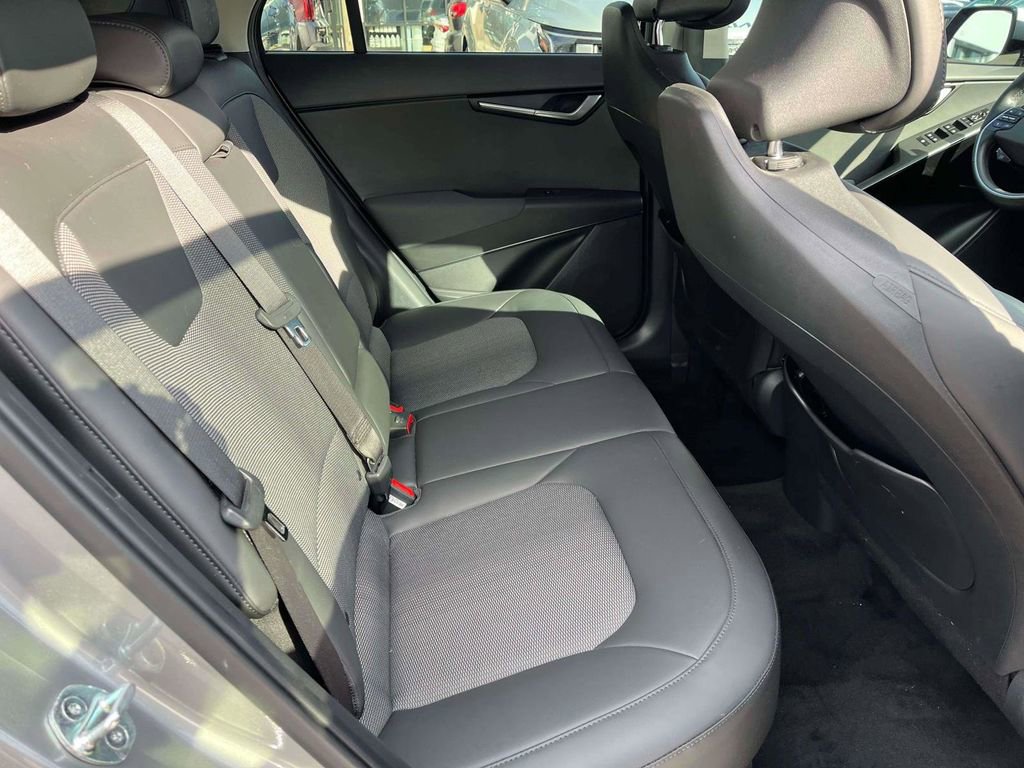 Used 2023 Kia Niro EX Touring image 9