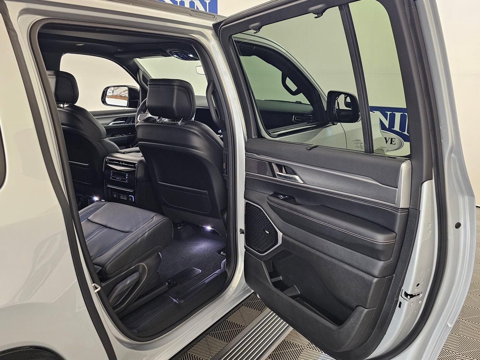 New 2026 Jeep Grand Wagoneer L Limited AWD/4WD image 39