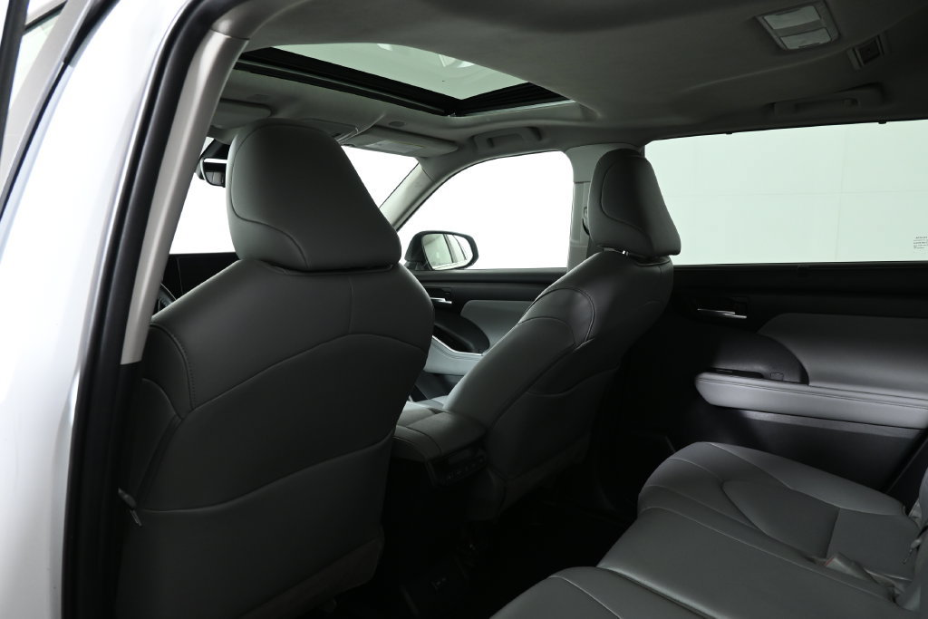 Used 2023 Toyota Highlander XLE AWD/4WD image 27