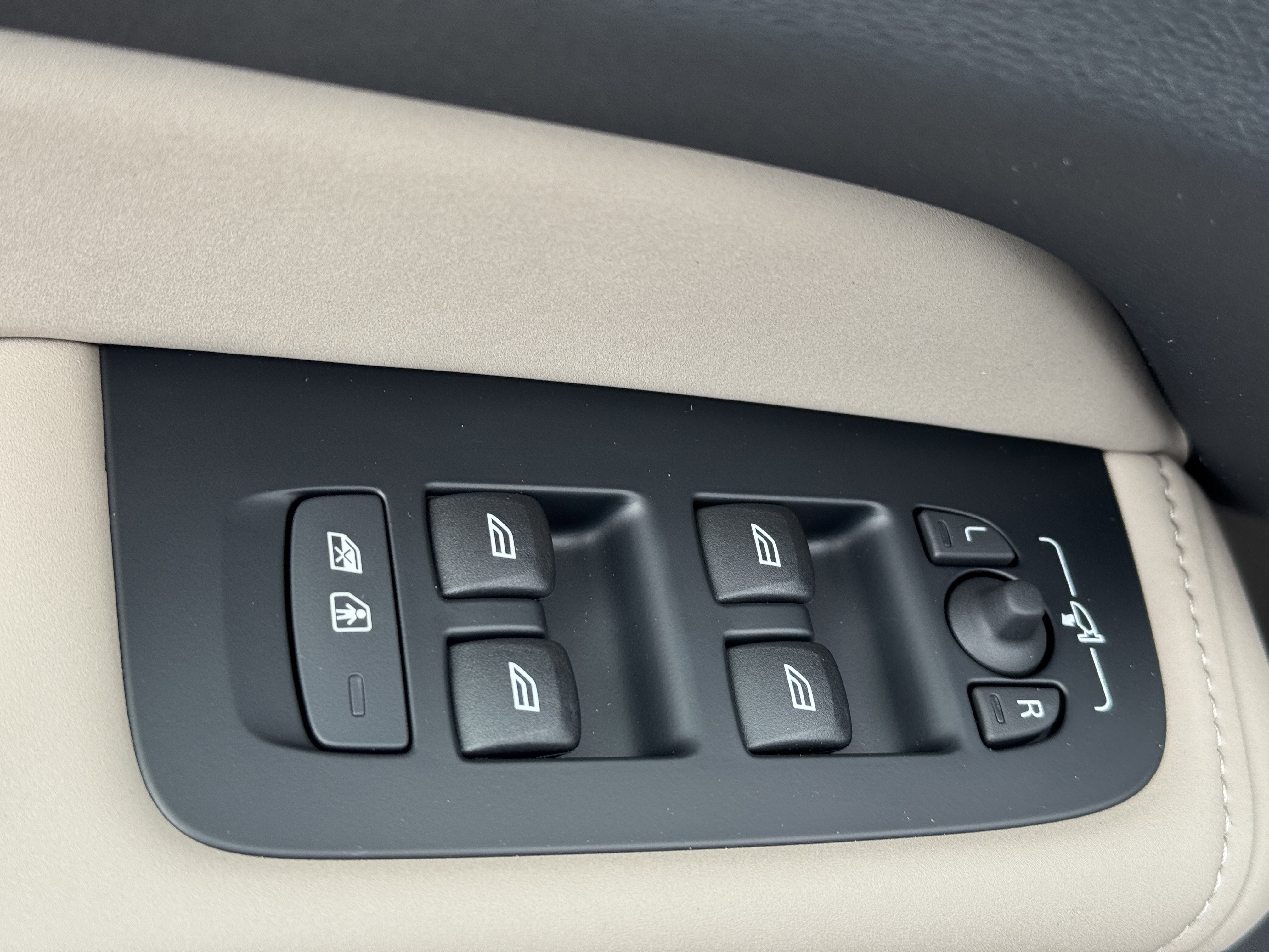 New 2026 Volvo XC60 B5 Core w/ Protection Package image 17