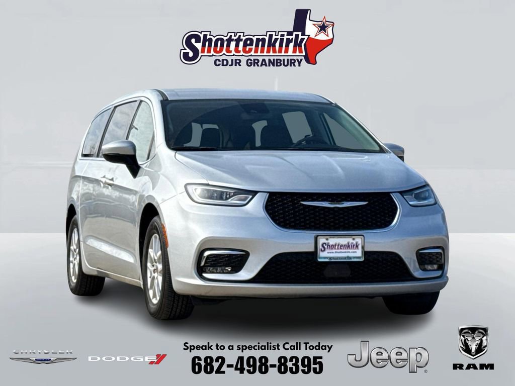 Used 2023 Chrysler Pacifica Touring-L image 1