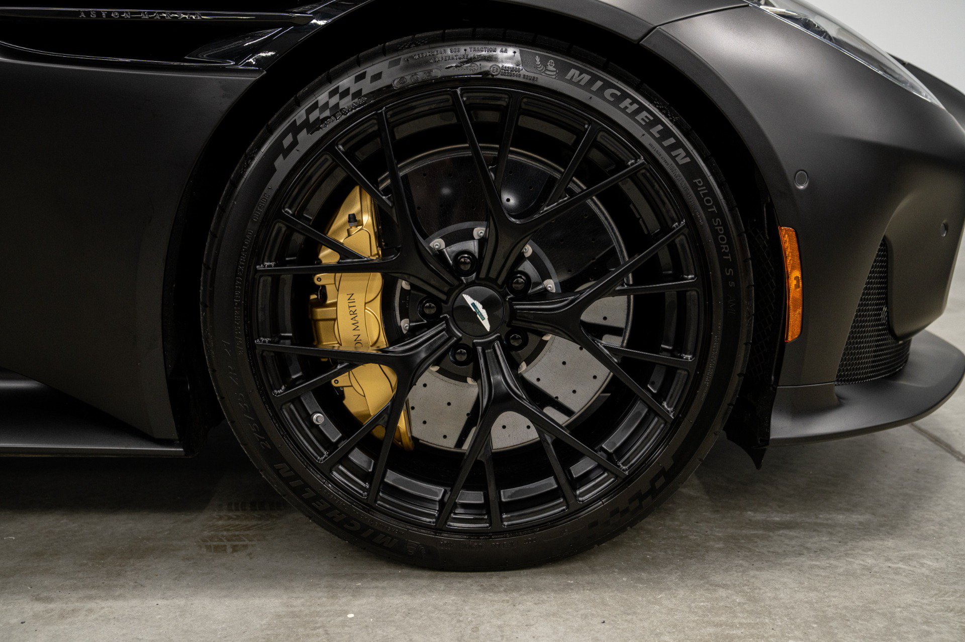 Used 2025 Aston Martin DB12 Convertible RWD image 40